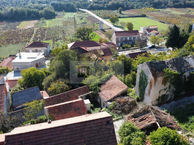 Edinstvena priložnost: 39.397 m² zemljišča + 4 hiše za obnovo na Pelješcu