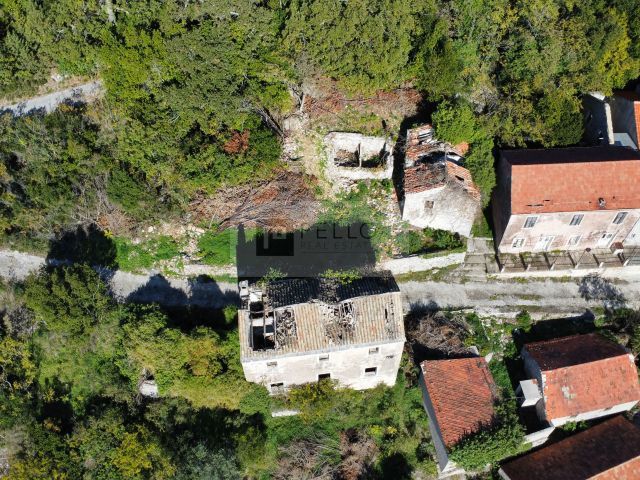 Edinstvena priložnost: 39.397 m² zemljišča + 4 hiše za obnovo na Pelješcu