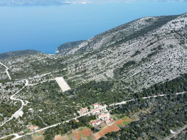 Edinstvena priložnost: 39.397 m² zemljišča + 4 hiše za obnovo na Pelješcu