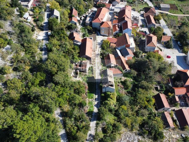 Edinstvena priložnost: 39.397 m² zemljišča + 4 hiše za obnovo na Pelješcu