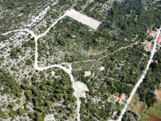 Edinstvena priložnost: 39.397 m² zemljišča + 4 hiše za obnovo na Pelješcu