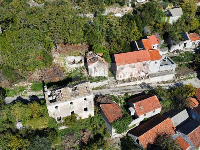Edinstvena priložnost: 39.397 m² zemljišča + 4 hiše za obnovo na Pelješcu