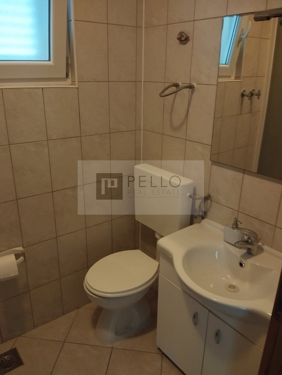 Apartmajska hiša s kamnito fasado