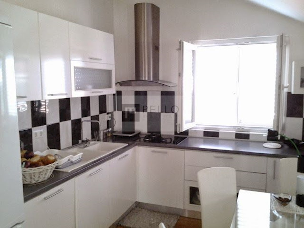 Apartmajska hiša s kamnito fasado