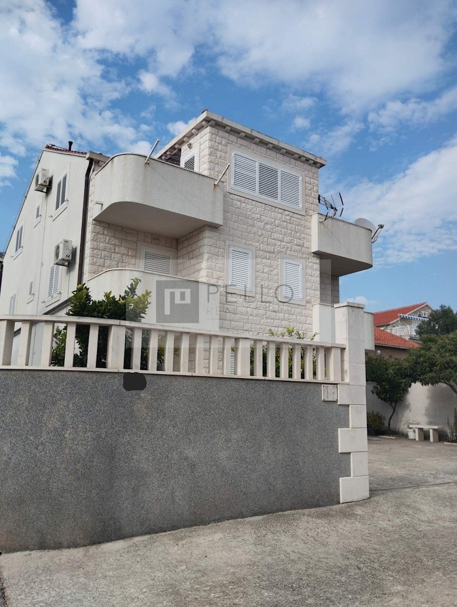 Apartmajska hiša s kamnito fasado
