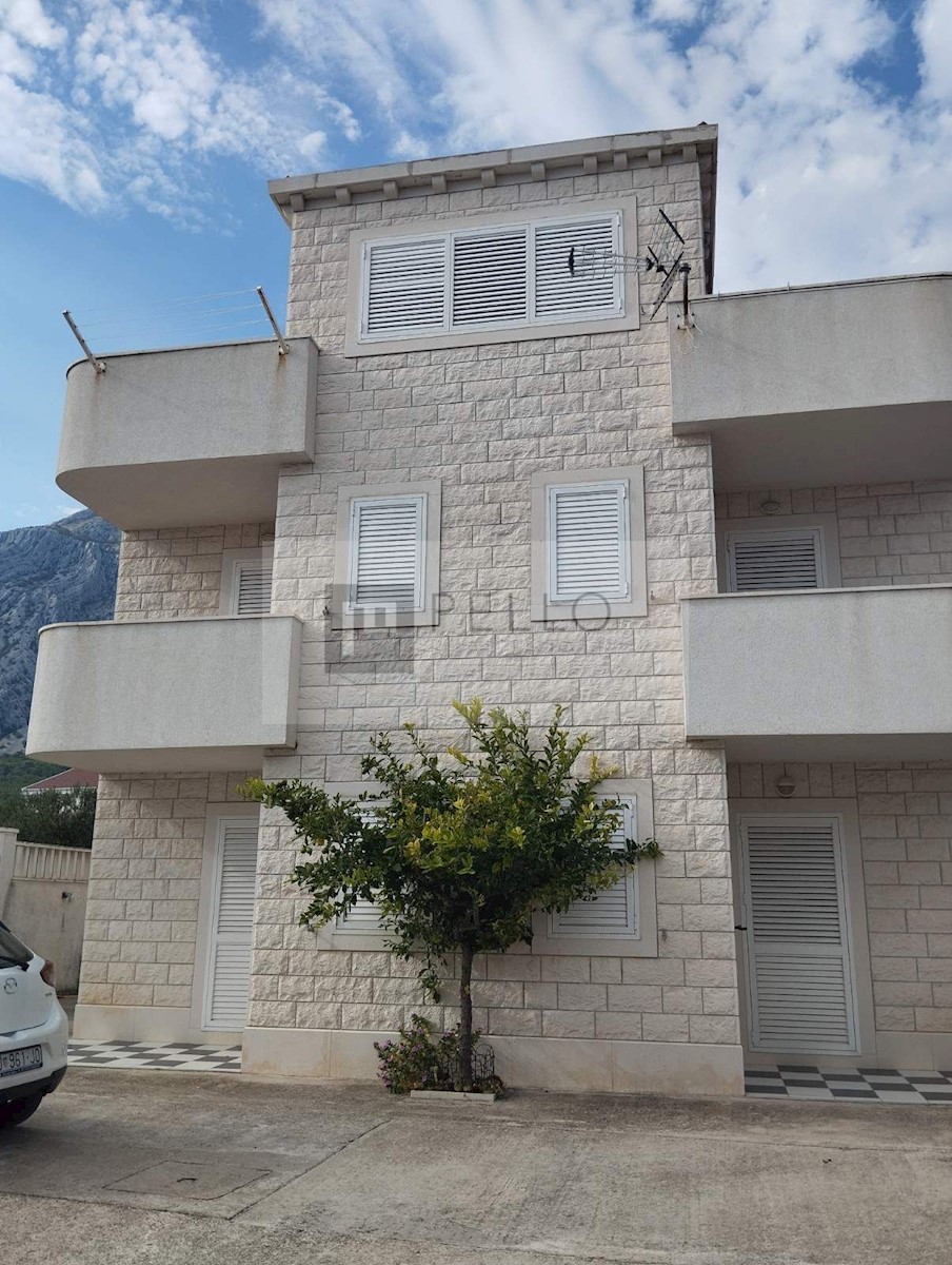 Apartmajska hiša s kamnito fasado