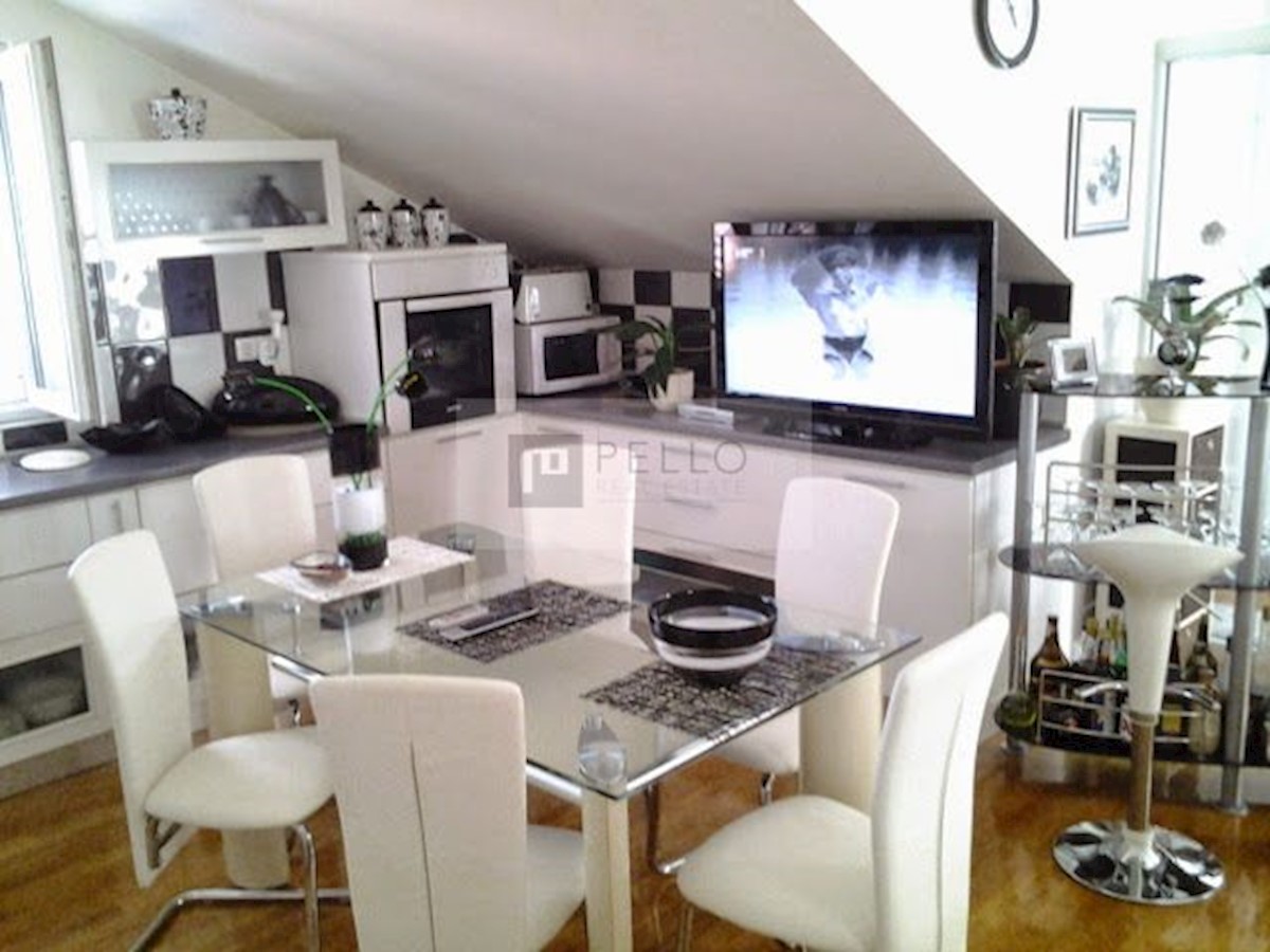 Apartmajska hiša s kamnito fasado