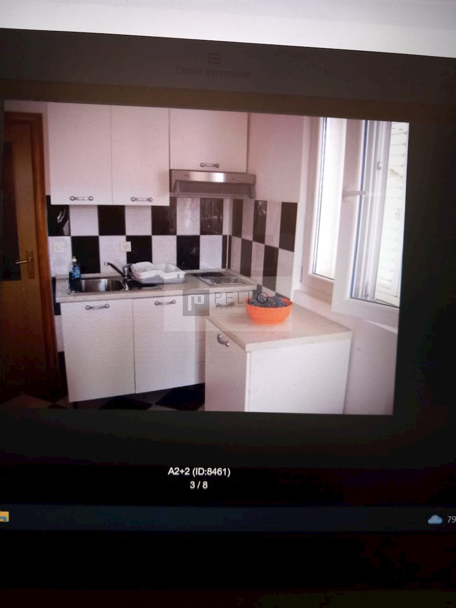 Apartmajska hiša s kamnito fasado