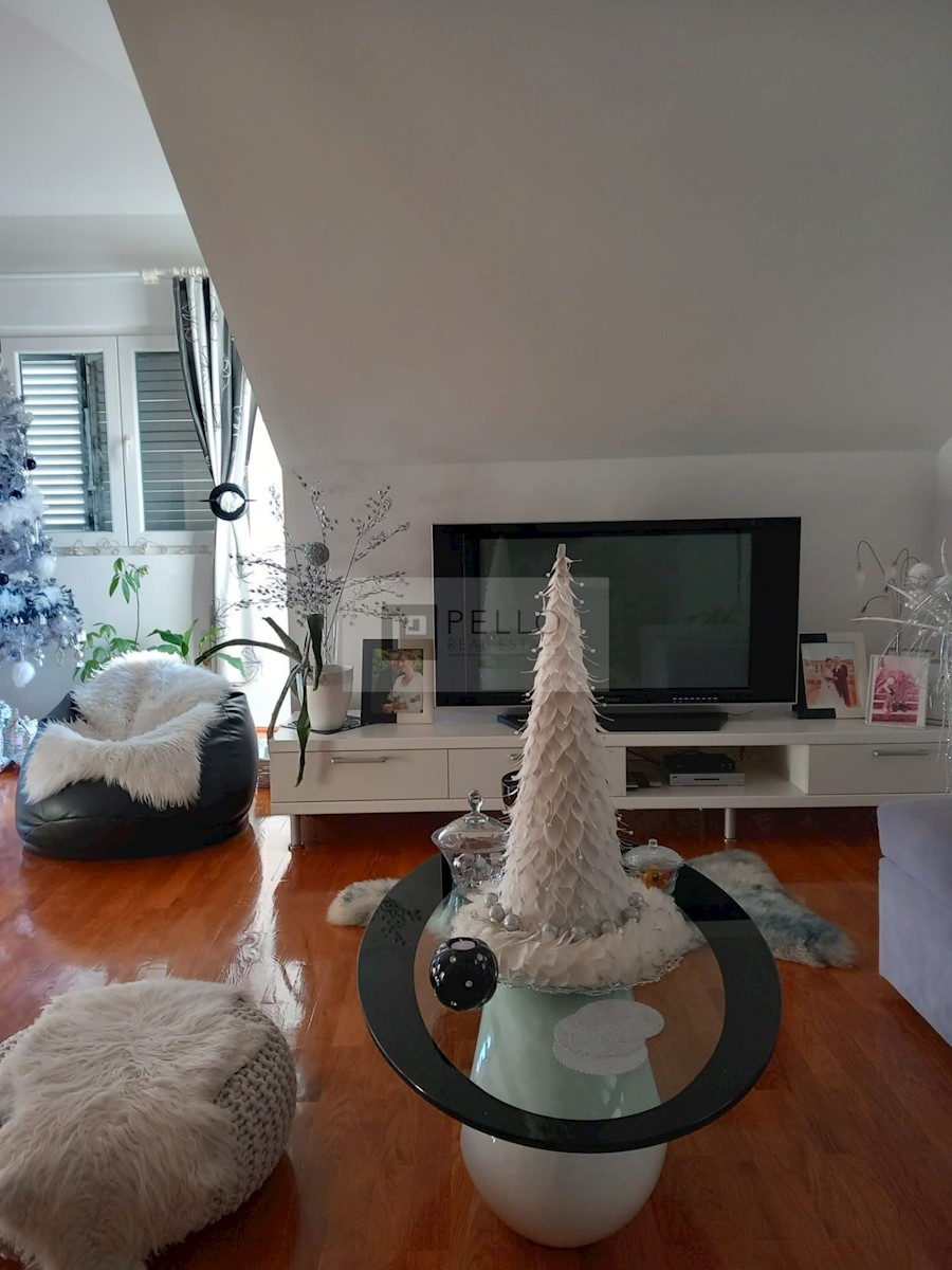 Apartmajska hiša s kamnito fasado