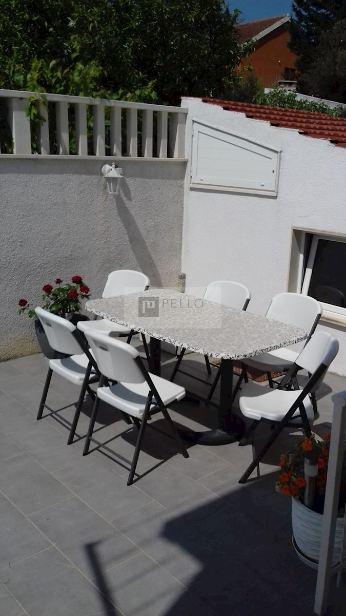 Apartmajska hiša s kamnito fasado