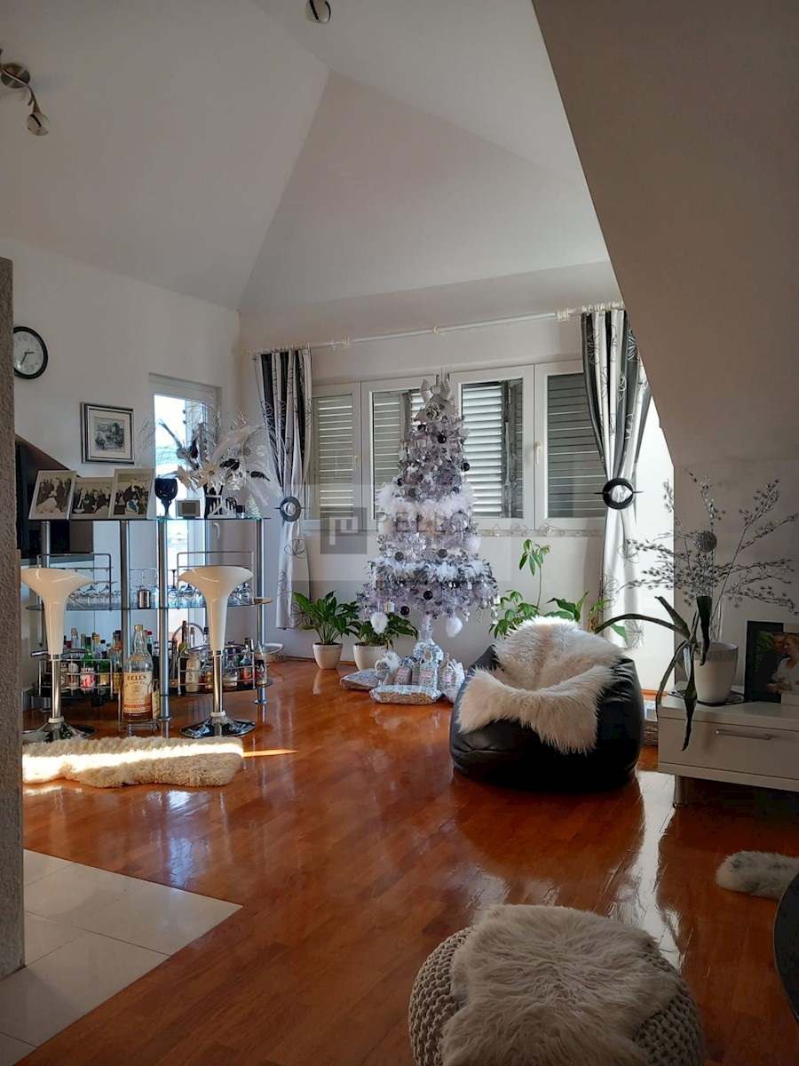 Apartmajska hiša s kamnito fasado