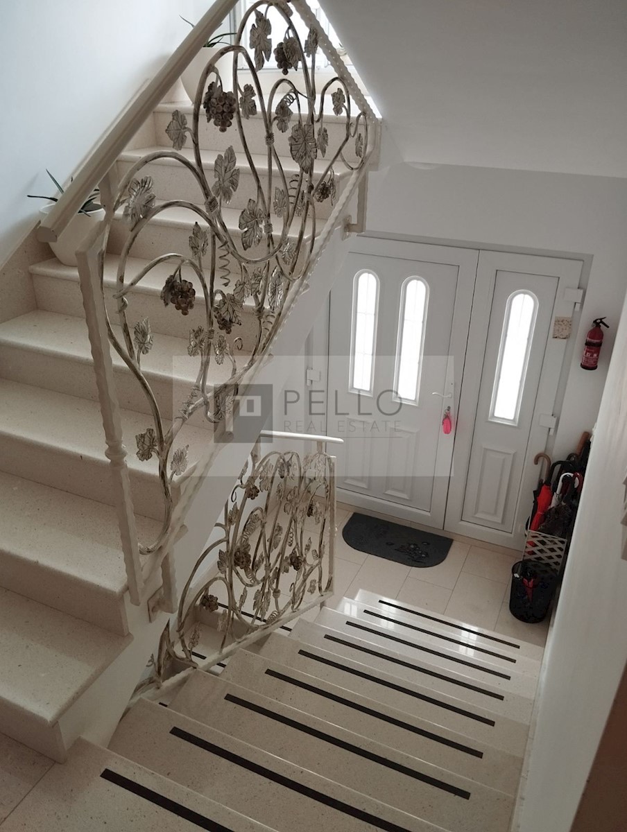 Apartmajska hiša s kamnito fasado