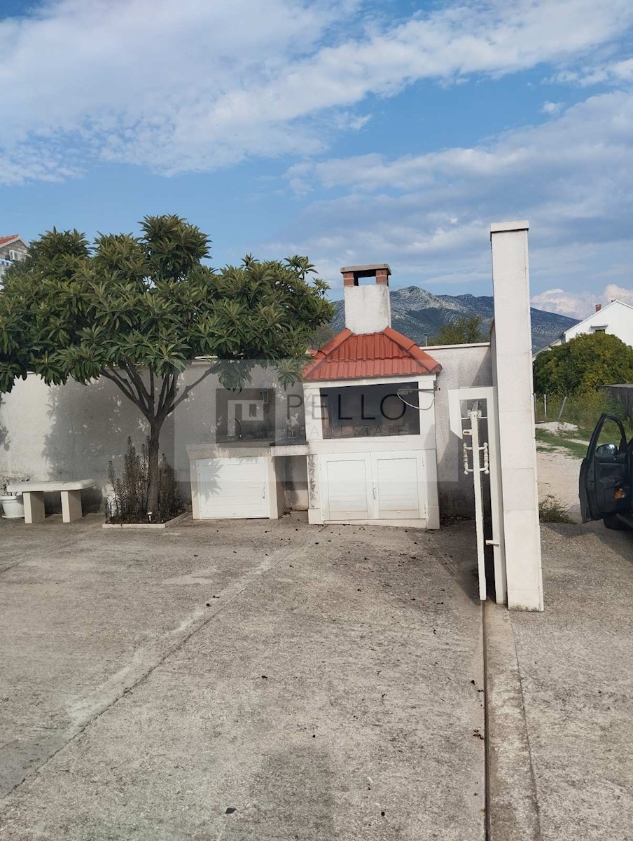 Apartmajska hiša s kamnito fasado