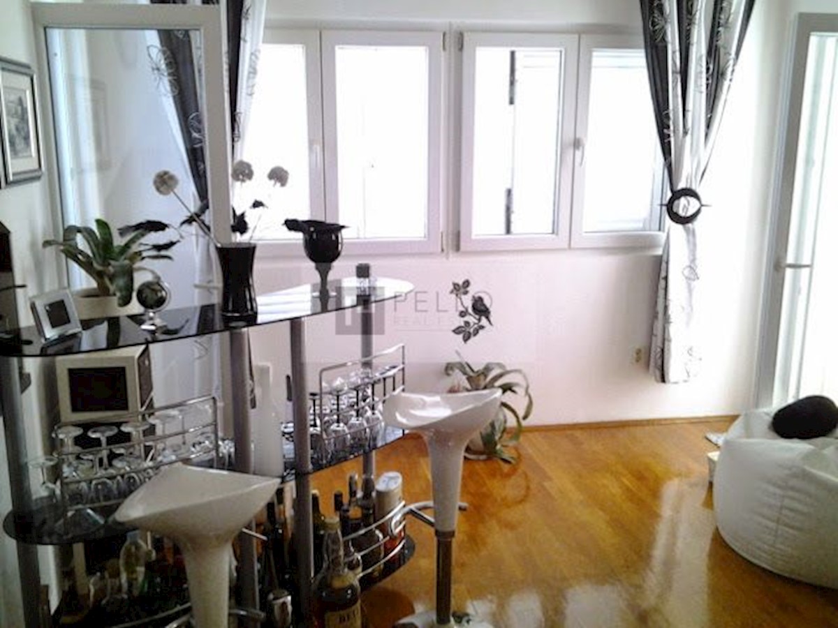 Apartmajska hiša s kamnito fasado