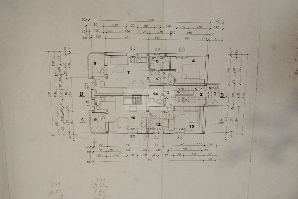Apartmajska hiša s kamnito fasado