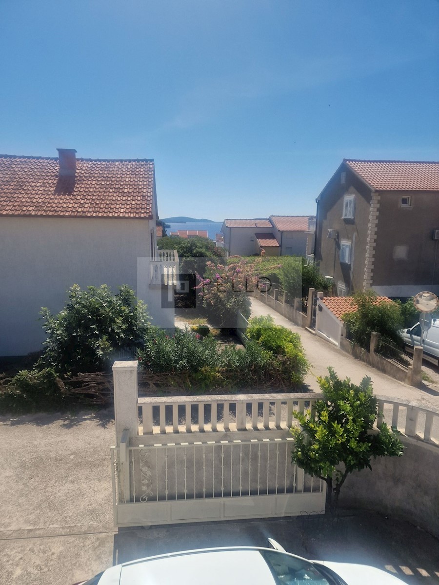 Apartmajska hiša s kamnito fasado