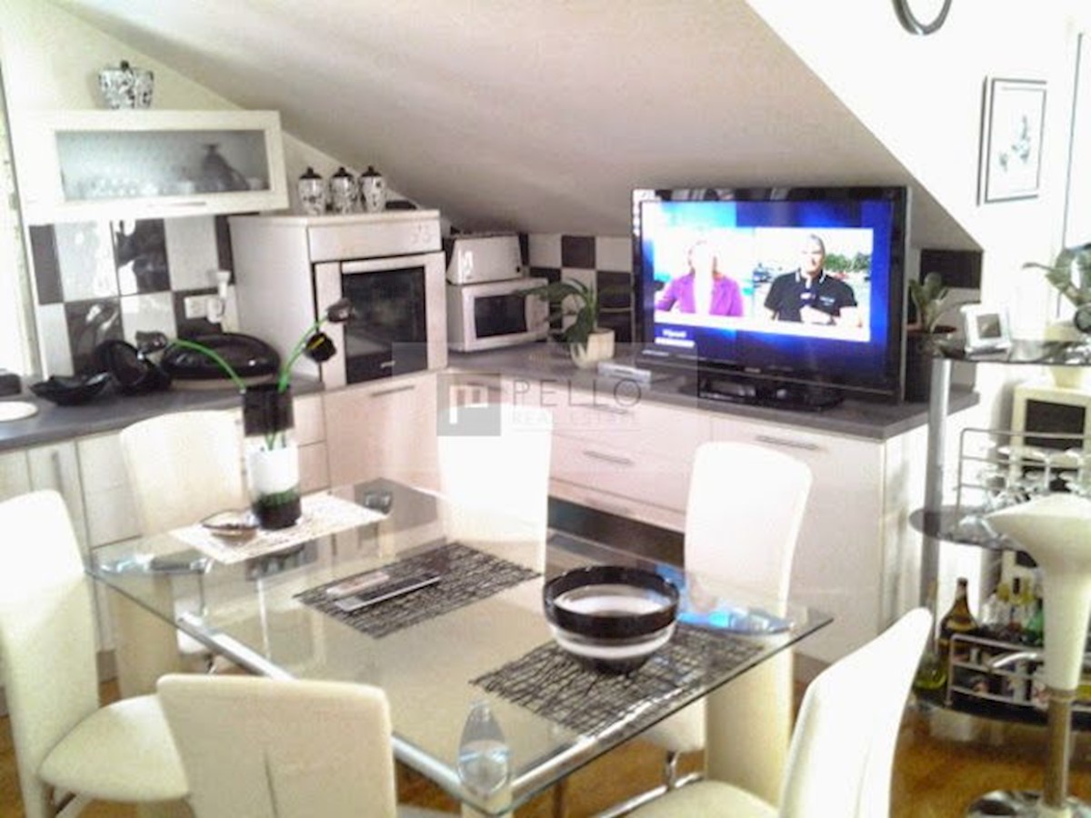 Apartmajska hiša s kamnito fasado