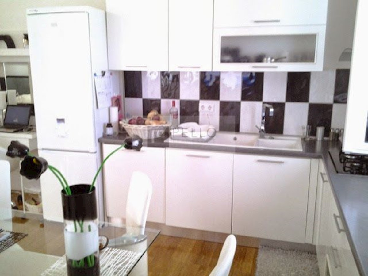 Apartmajska hiša s kamnito fasado
