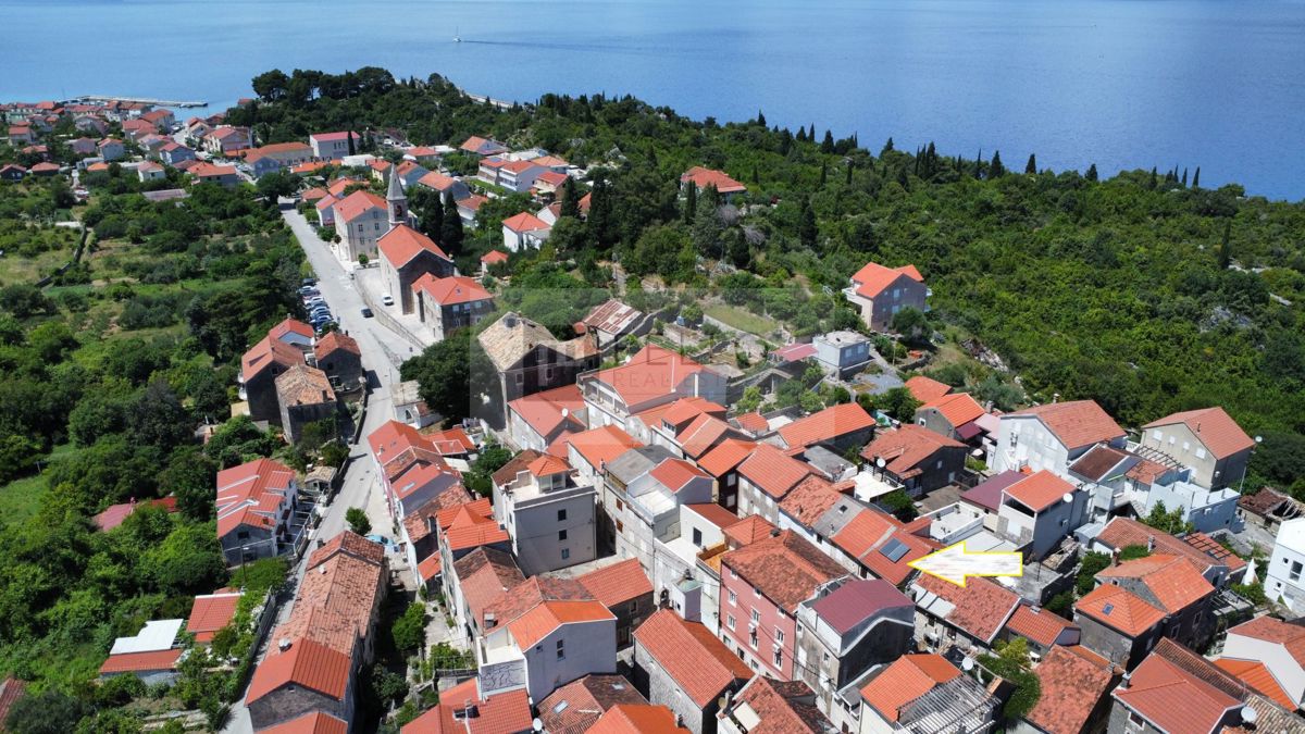 Tradicionalna kamnita hiša v nizu hiš