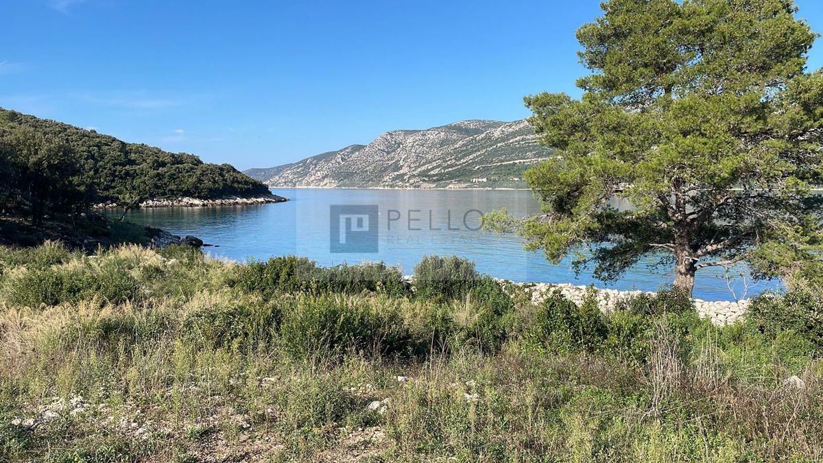 Korčula – Zemljišče v odmaknjenem zalivu, Prva vrsta ob morju, Neposredno ob plaži