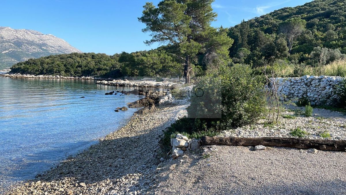 Korčula – Zemljišče v odmaknjenem zalivu, Prva vrsta ob morju, Neposredno ob plaži