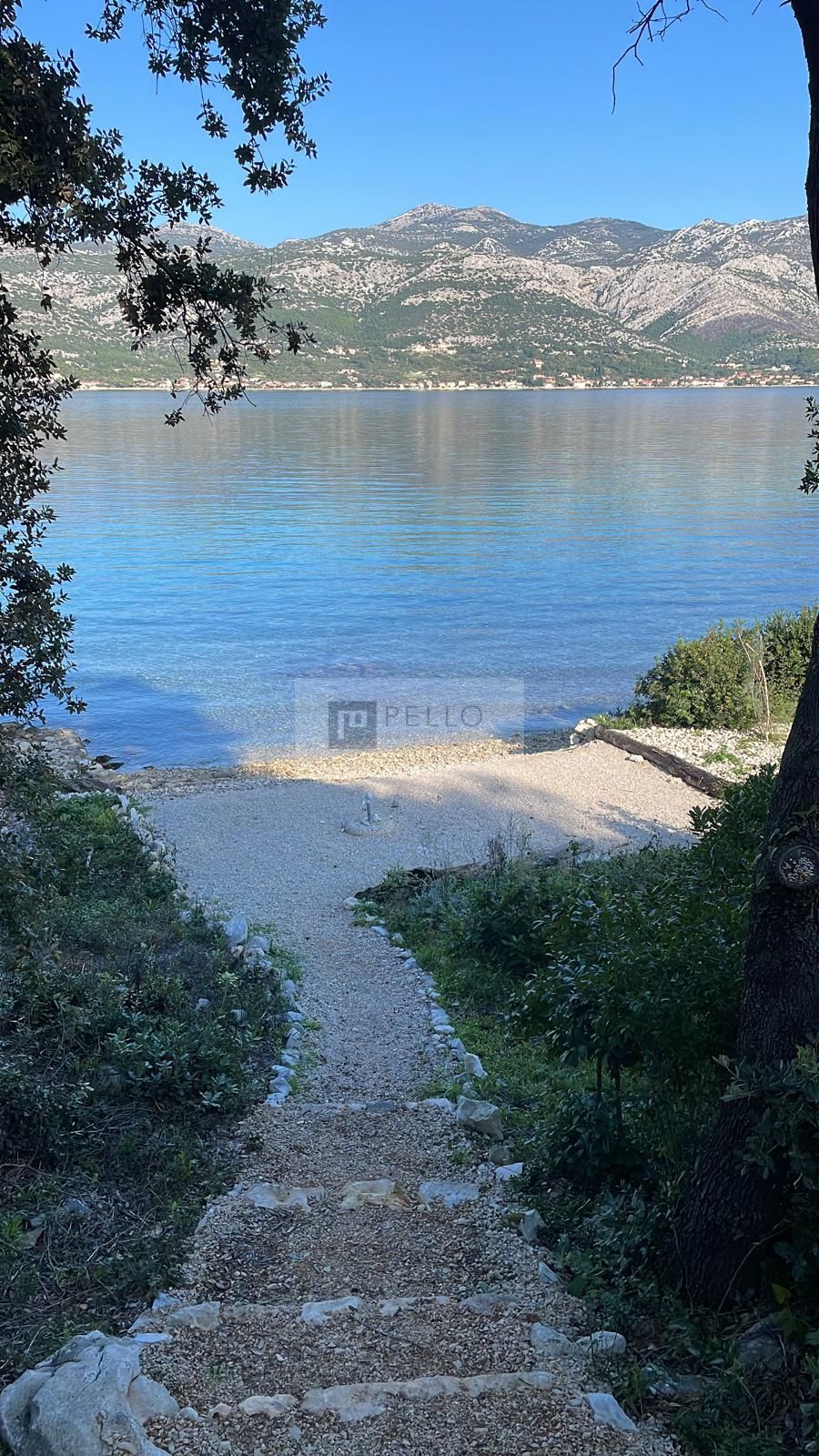 Korčula – Zemljišče v odmaknjenem zalivu, Prva vrsta ob morju, Neposredno ob plaži