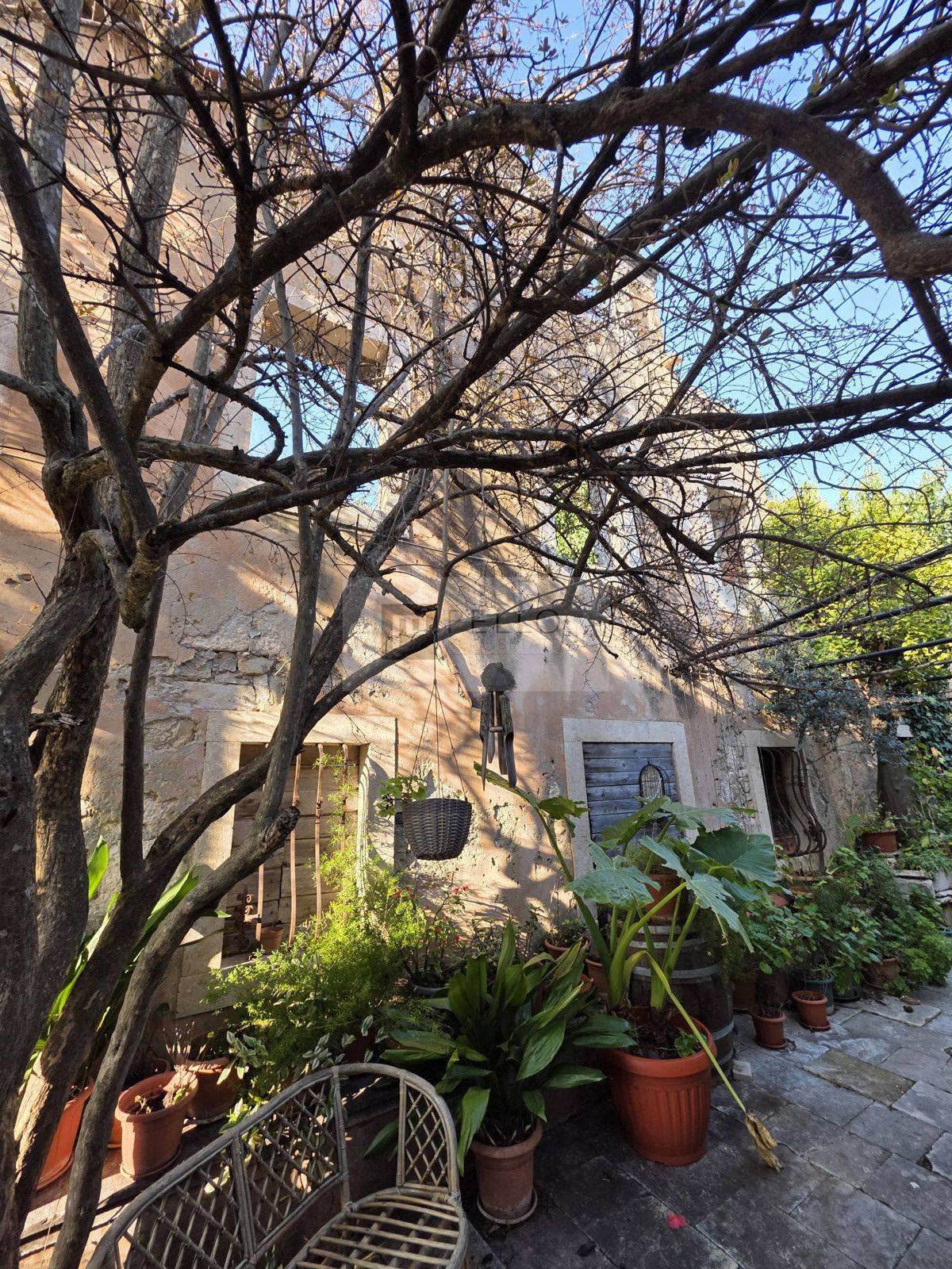 Kamnita hiša za obnovo z zemljiščem – Pelješac