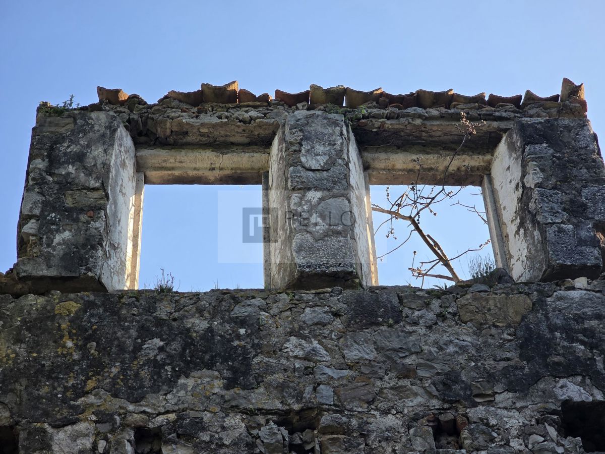 Kamnita hiša za obnovo z zemljiščem – Pelješac