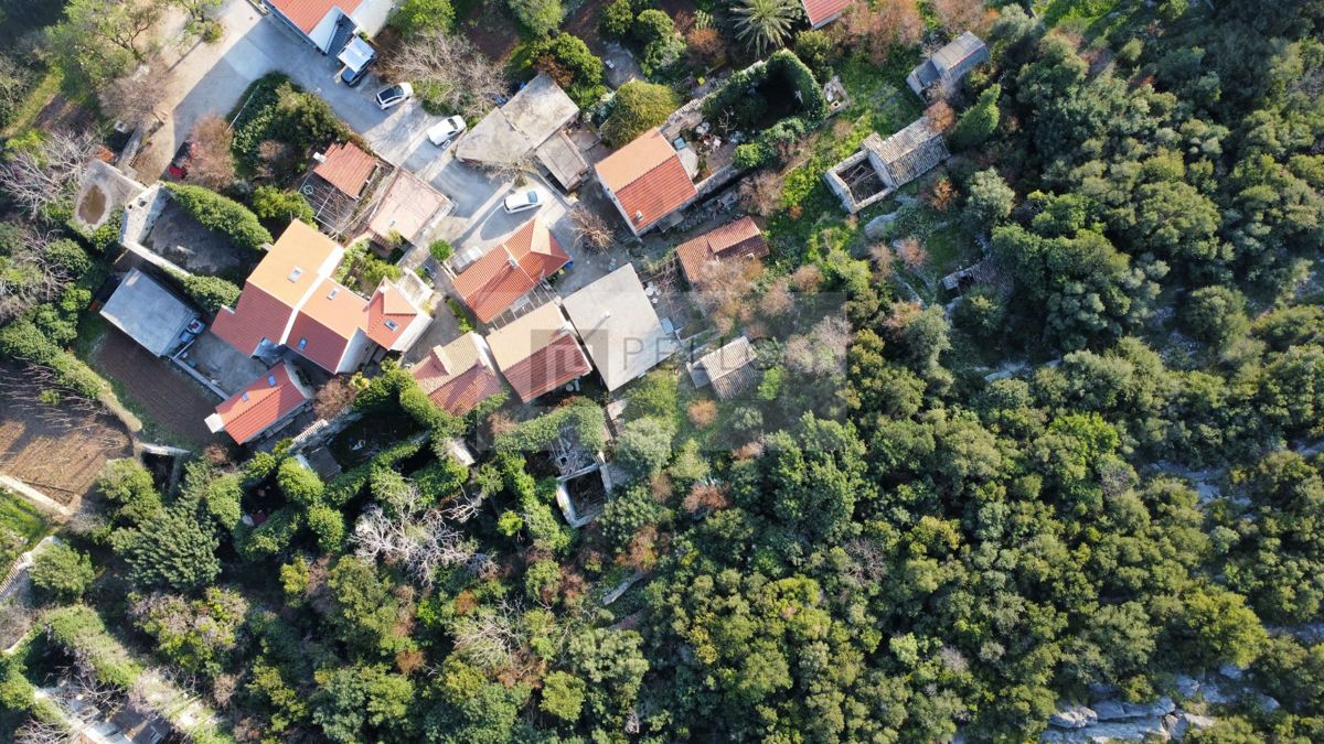 Kamnita hiša za obnovo z zemljiščem – Pelješac