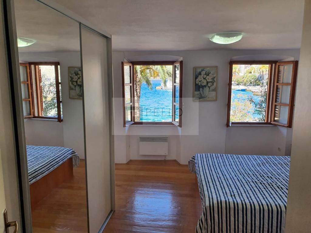 Popolnoma obnovljena kamnita hiša v starem mestnem jedru Korčule – 145 m², tik ob morju