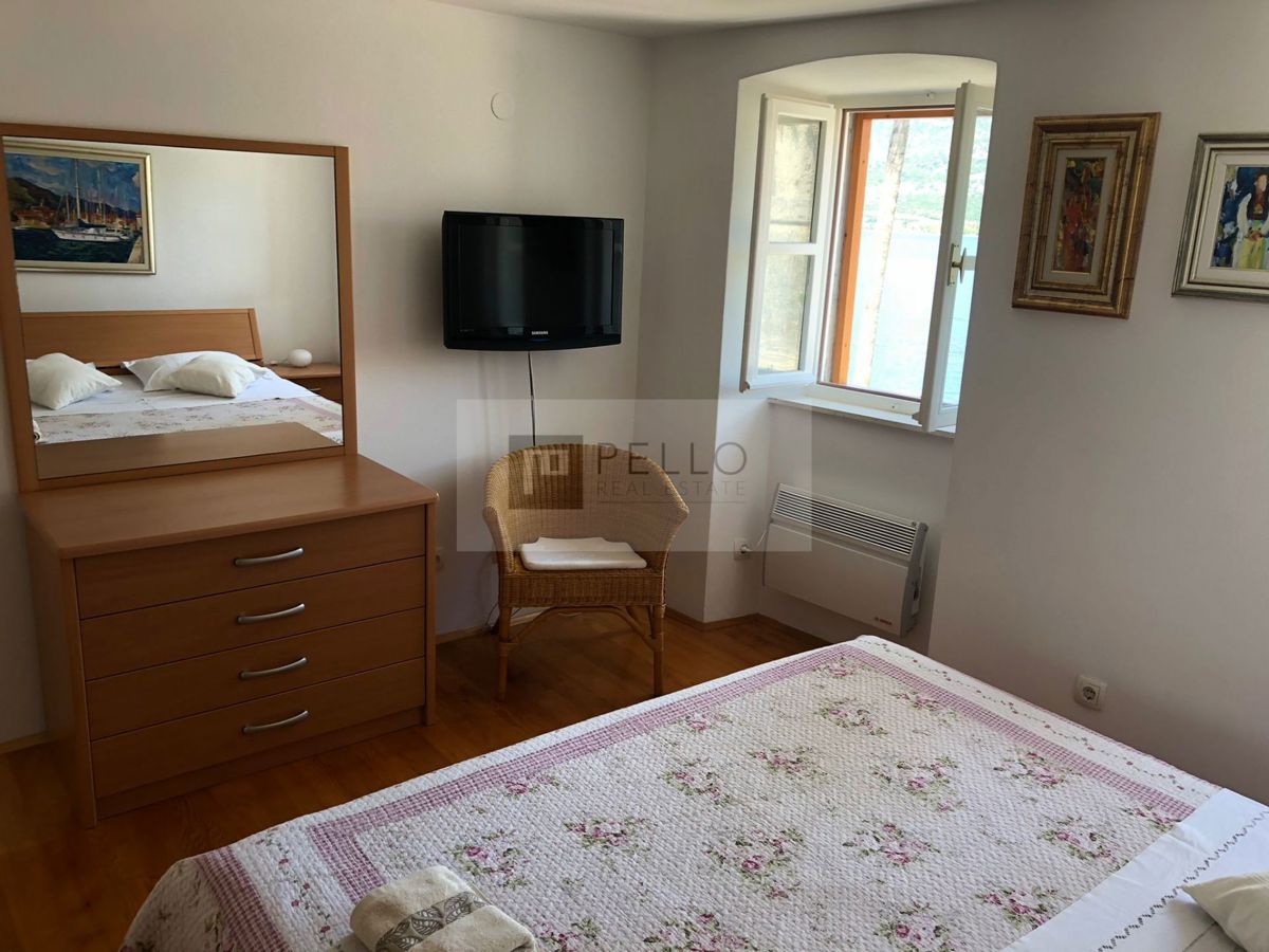 Popolnoma obnovljena kamnita hiša v starem mestnem jedru Korčule – 145 m², tik ob morju