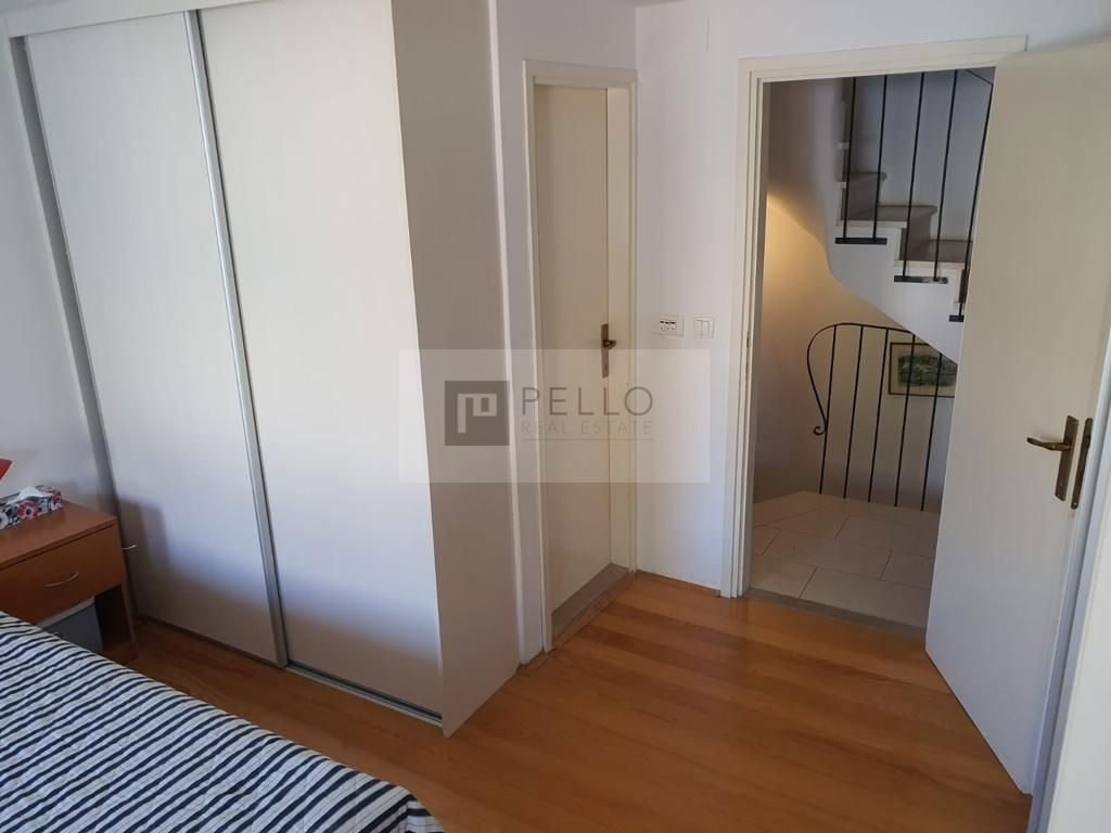 Popolnoma obnovljena kamnita hiša v starem mestnem jedru Korčule – 145 m², tik ob morju