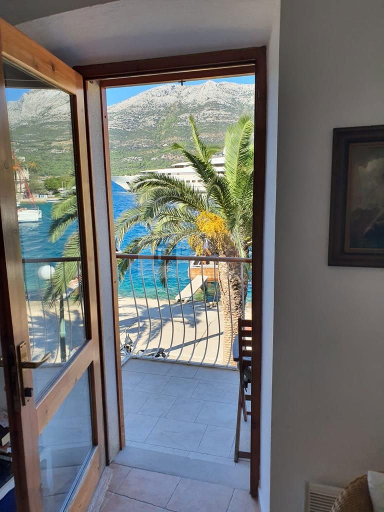 Popolnoma obnovljena kamnita hiša v starem mestnem jedru Korčule – 145 m², tik ob morju