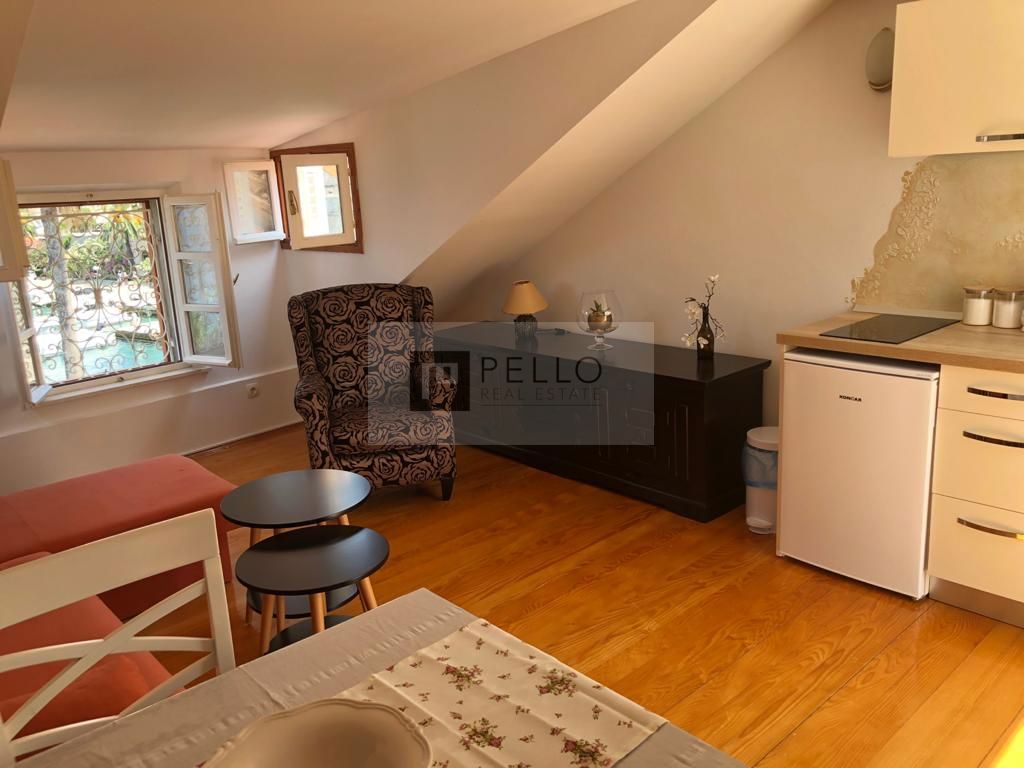 Popolnoma obnovljena kamnita hiša v starem mestnem jedru Korčule – 145 m², tik ob morju