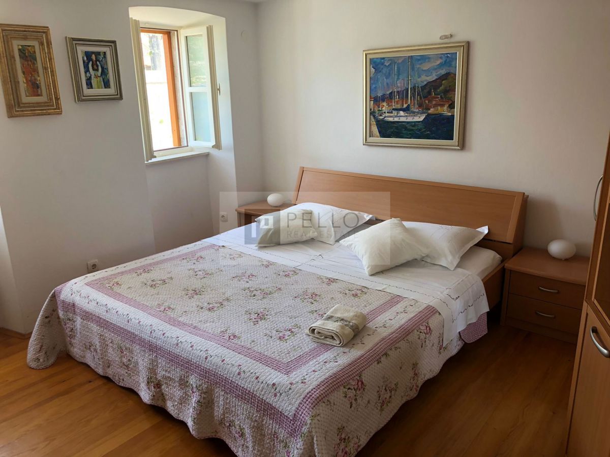 Popolnoma obnovljena kamnita hiša v starem mestnem jedru Korčule – 145 m², tik ob morju