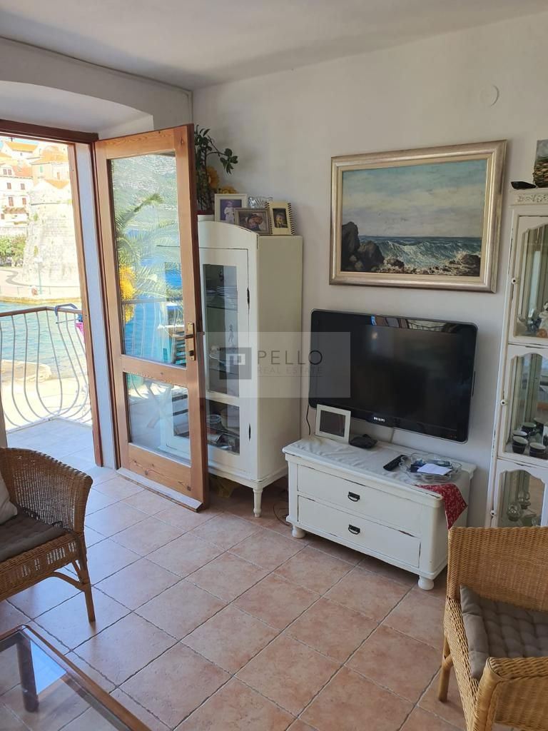 Popolnoma obnovljena kamnita hiša v starem mestnem jedru Korčule – 145 m², tik ob morju