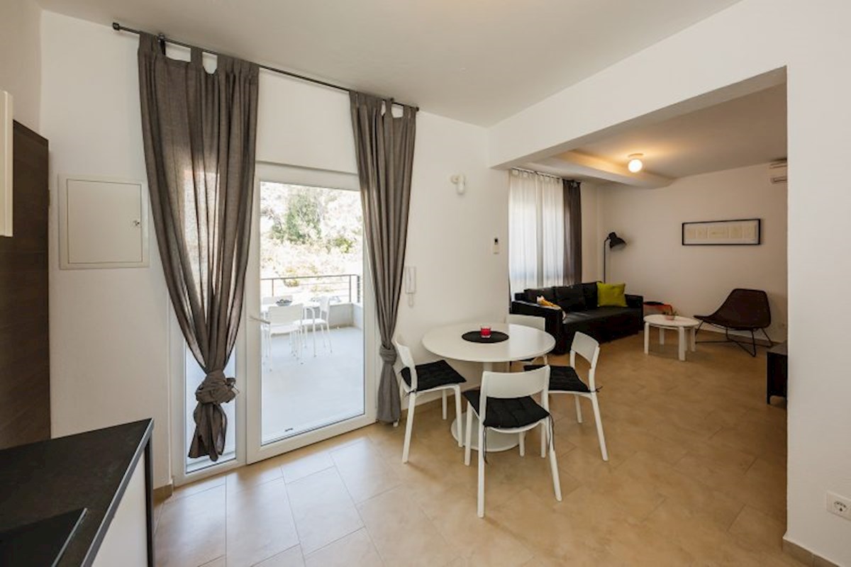 Apartma S4 s teraso in parkirnim mestom, Vrboska – otok Hvar