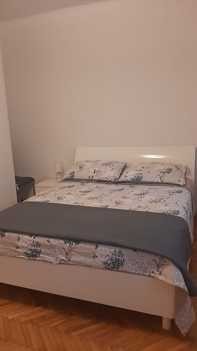 Dvosobno stanovanje v središču mesta – popolnoma prenovljeno in opremljeno