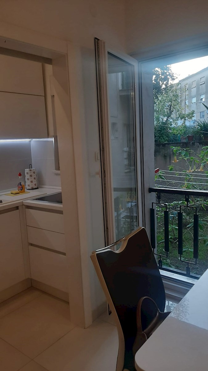 Dvosobno stanovanje v središču mesta – popolnoma prenovljeno in opremljeno