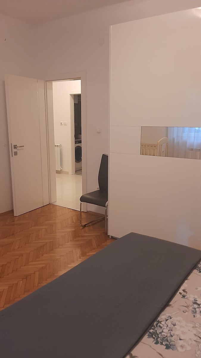 Dvosobno stanovanje v središču mesta – popolnoma prenovljeno in opremljeno