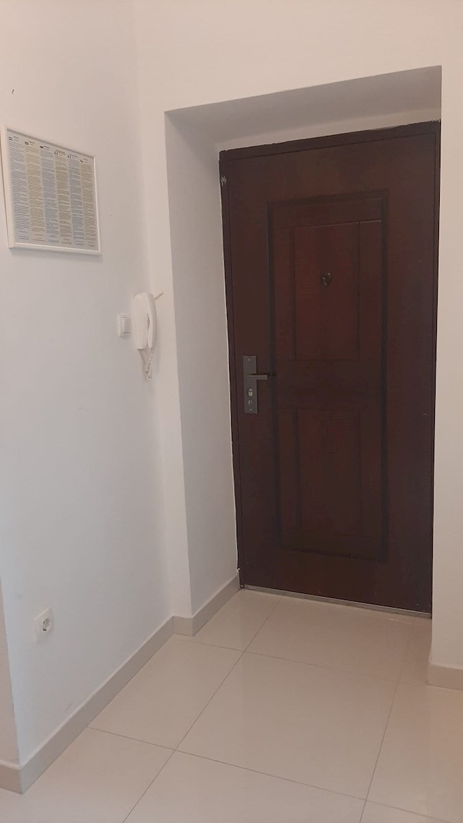 Dvosobno stanovanje v središču mesta – popolnoma prenovljeno in opremljeno