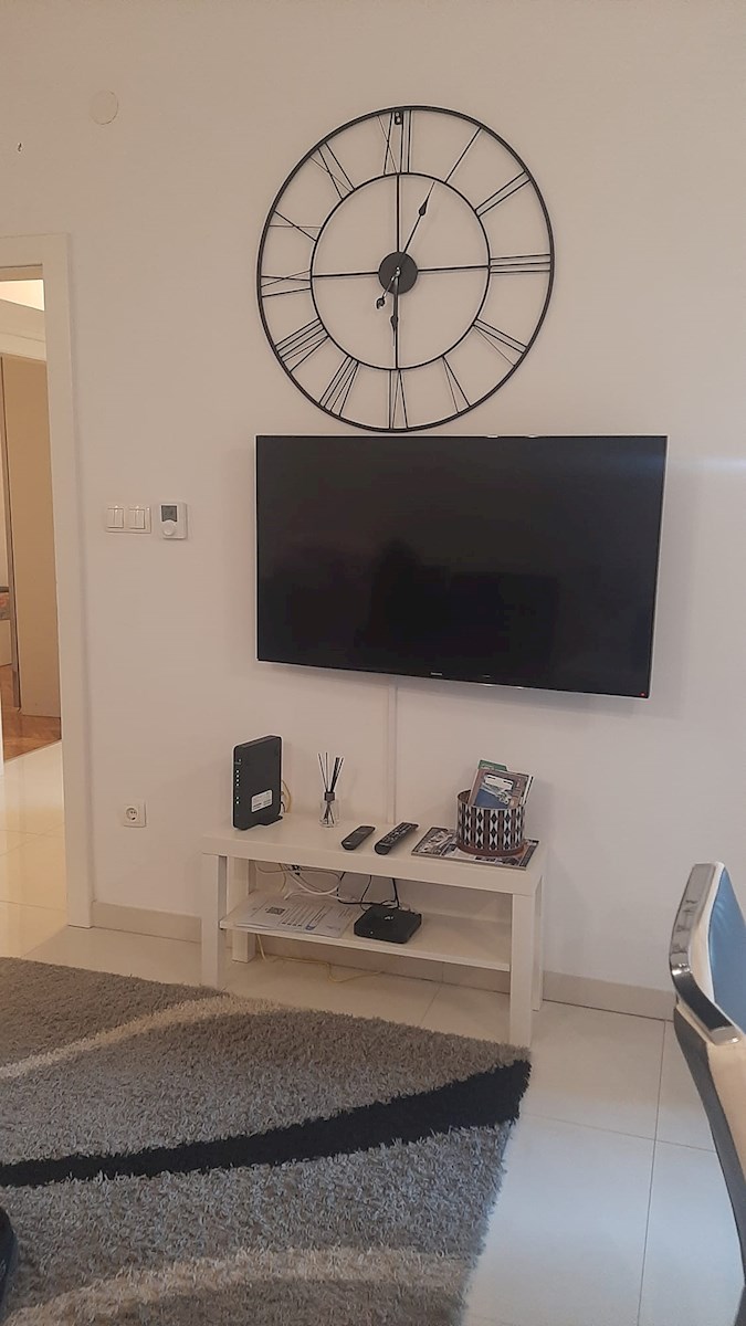 Dvosobno stanovanje v središču mesta – popolnoma prenovljeno in opremljeno