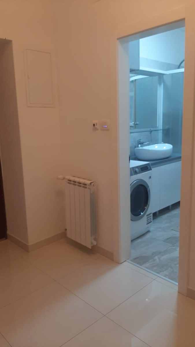 Dvosobno stanovanje v središču mesta – popolnoma prenovljeno in opremljeno