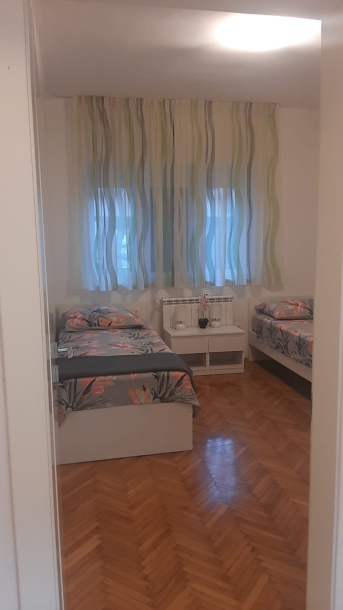 Dvosobno stanovanje v središču mesta – popolnoma prenovljeno in opremljeno