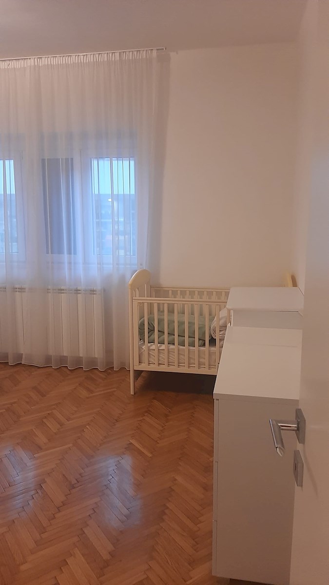 Dvosobno stanovanje v središču mesta – popolnoma prenovljeno in opremljeno