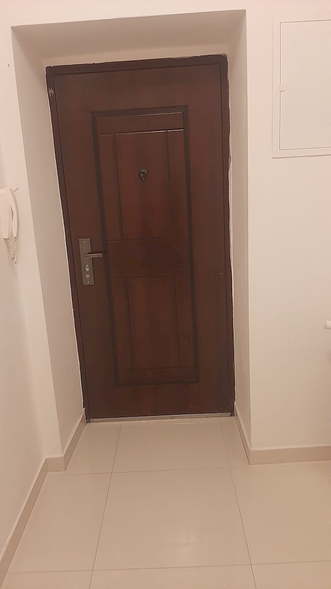 Dvosobno stanovanje v središču mesta – popolnoma prenovljeno in opremljeno