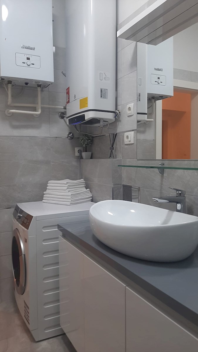 Dvosobno stanovanje v središču mesta – popolnoma prenovljeno in opremljeno