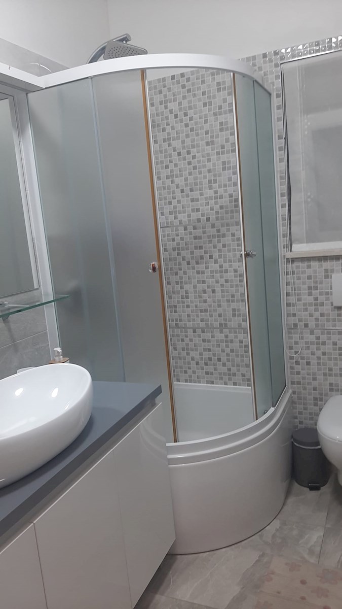 Dvosobno stanovanje v središču mesta – popolnoma prenovljeno in opremljeno