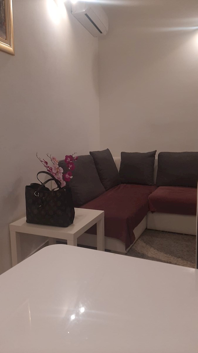 Dvosobno stanovanje v središču mesta – popolnoma prenovljeno in opremljeno