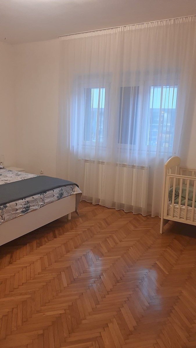 Dvosobno stanovanje v središču mesta – popolnoma prenovljeno in opremljeno